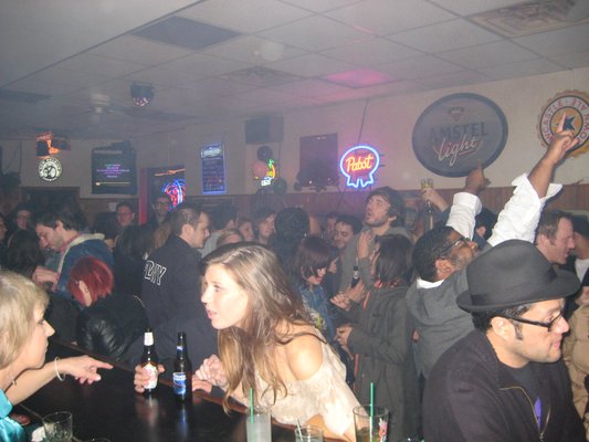 Alice's Lounge in Avondale | BarsChicago.com