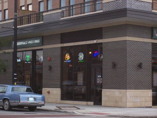 Buffalo Wings and Rings in Bridgeport | BarsChicago.com