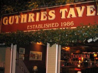 Guthries Tavern in Lakeview | BarsChicago.com